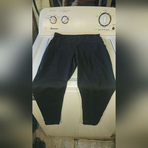 a Gloria Vanderbilt black soft leggings